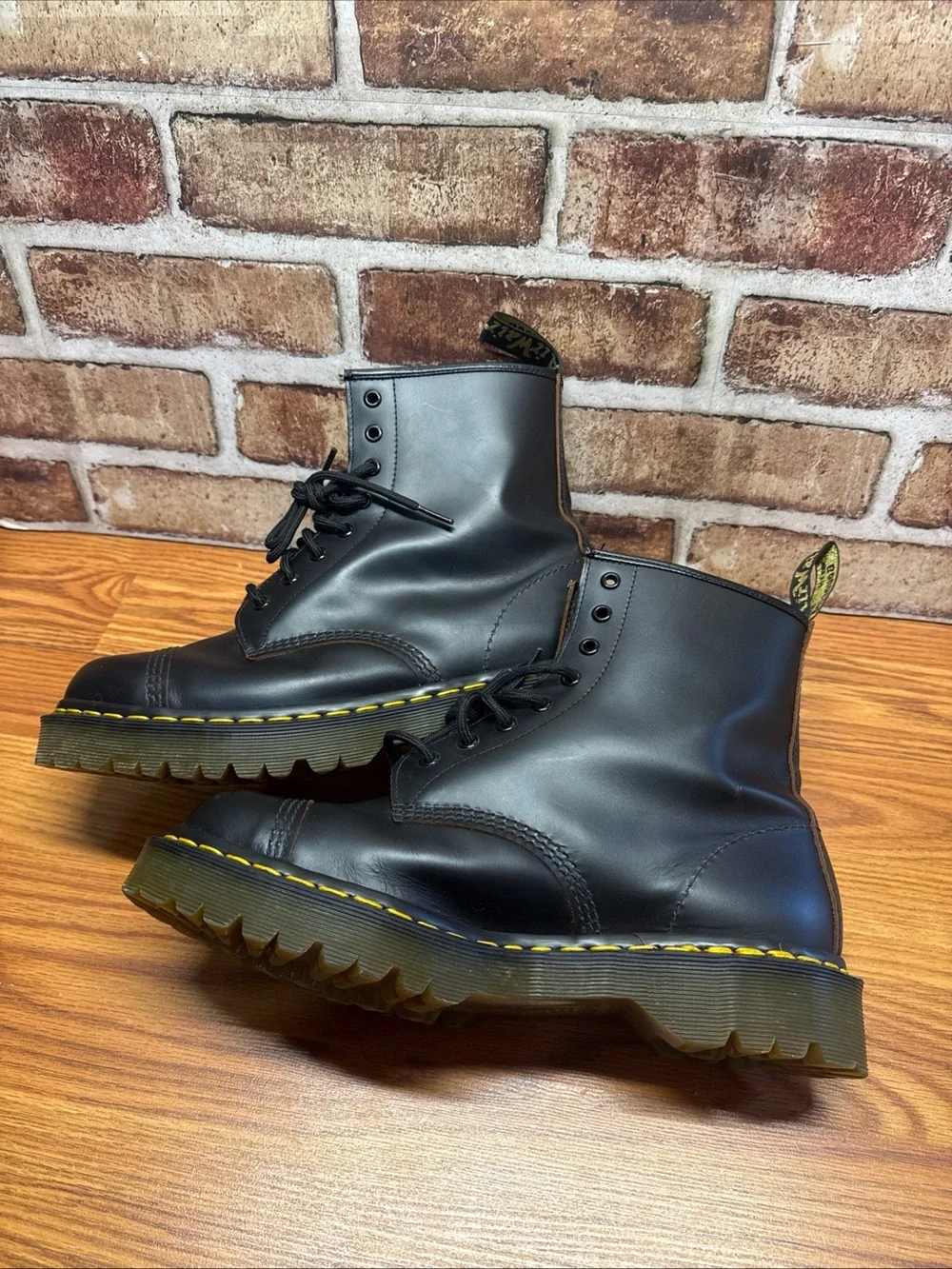 dr martens made in england Cap Toe 8- eye Boots Men’s Sz 11 (10UK)